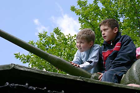 Kinder auf Panzer