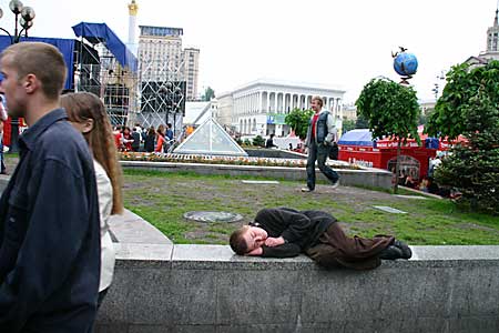 Schlafender Junge auf dem Maidan